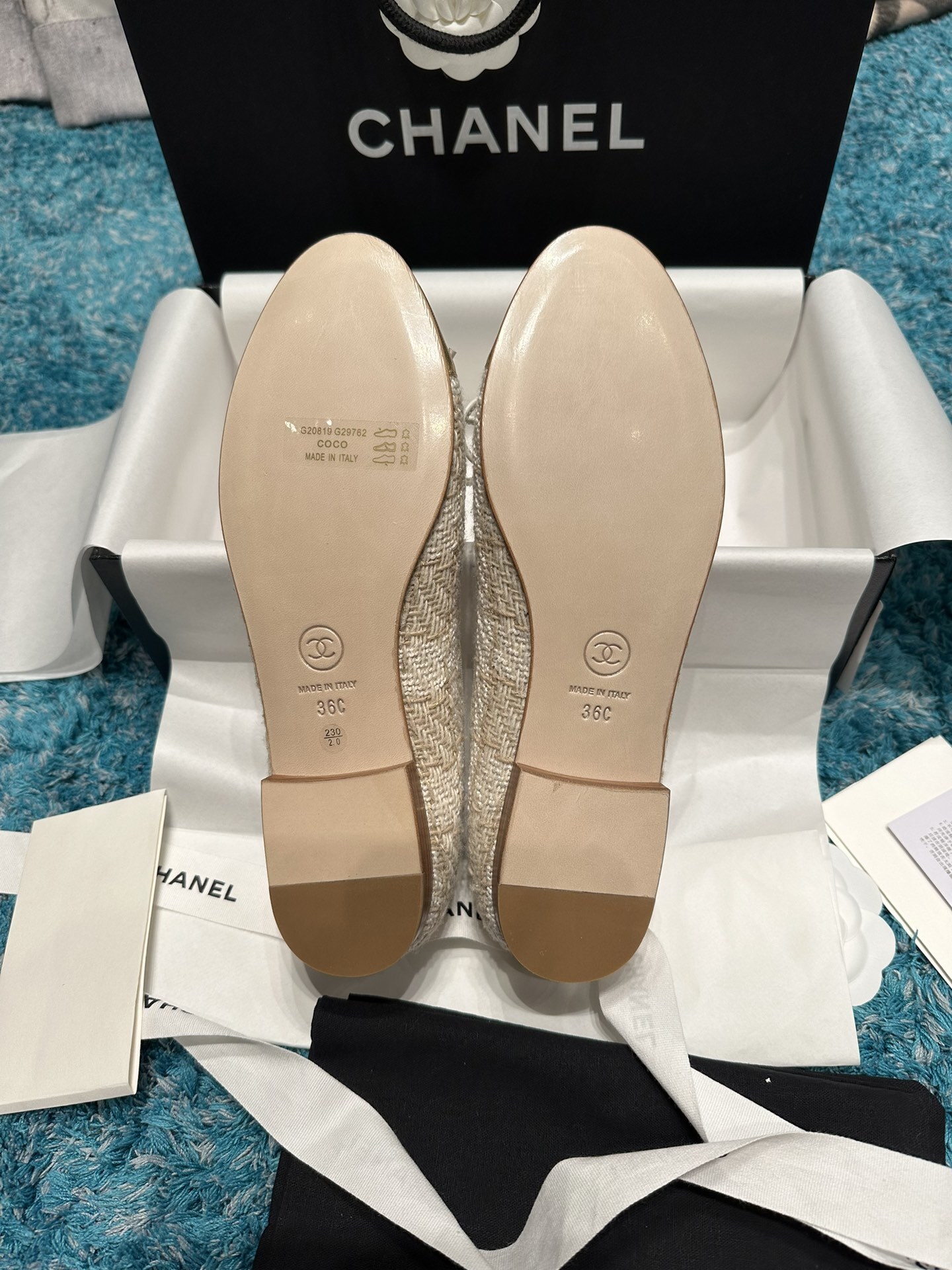 A pair of Chanel ballerina flats in beige tweed with metallic gold leather toe caps and CC logo, presented in a luxury box. - Hình 6