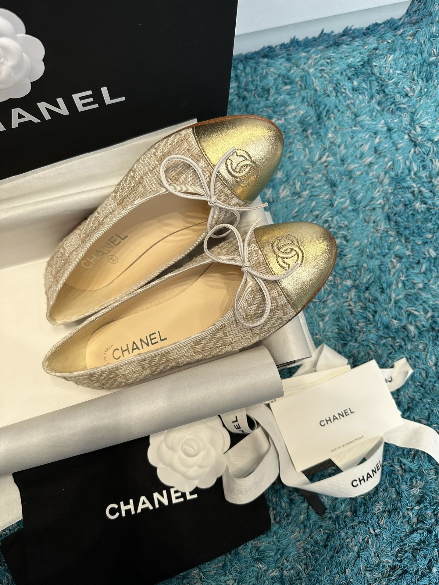 A pair of Chanel ballerina flats in beige tweed with metallic gold leather toe caps and CC logo, presented in a luxury box. - Hình 5