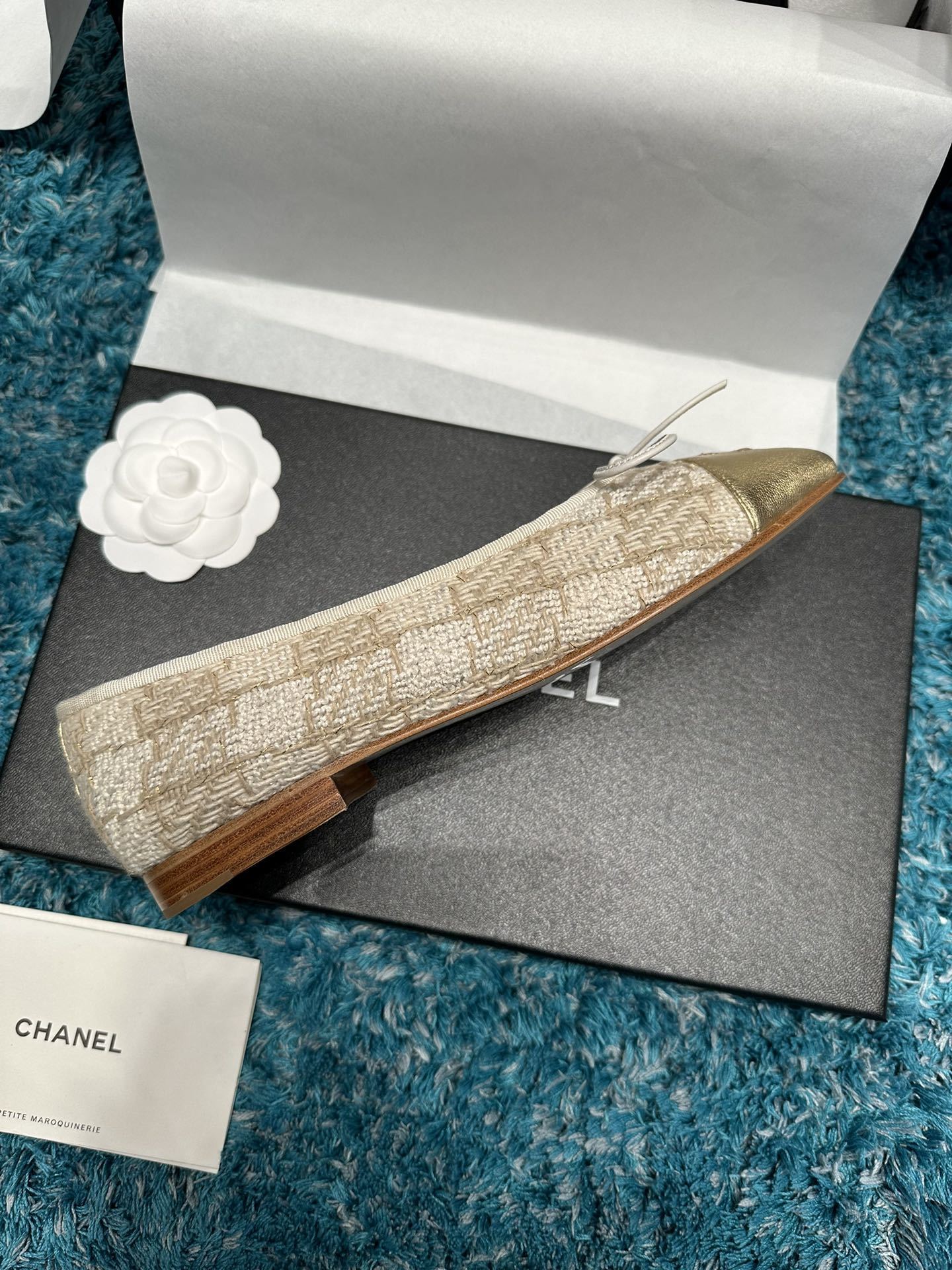 A pair of Chanel ballerina flats in beige tweed with metallic gold leather toe caps and CC logo, presented in a luxury box. - Hình 4