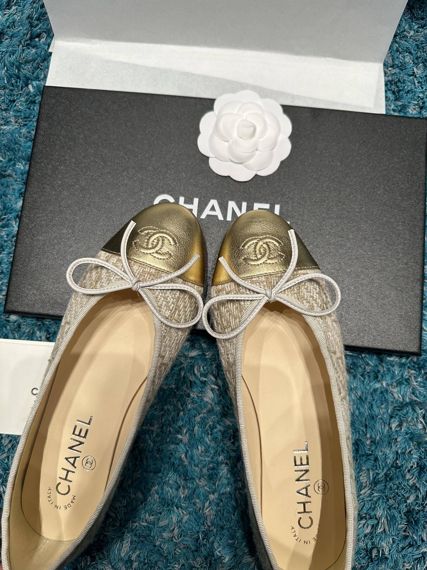 A pair of Chanel ballerina flats in beige tweed with metallic gold leather toe caps and CC logo, presented in a luxury box. - Hình 3