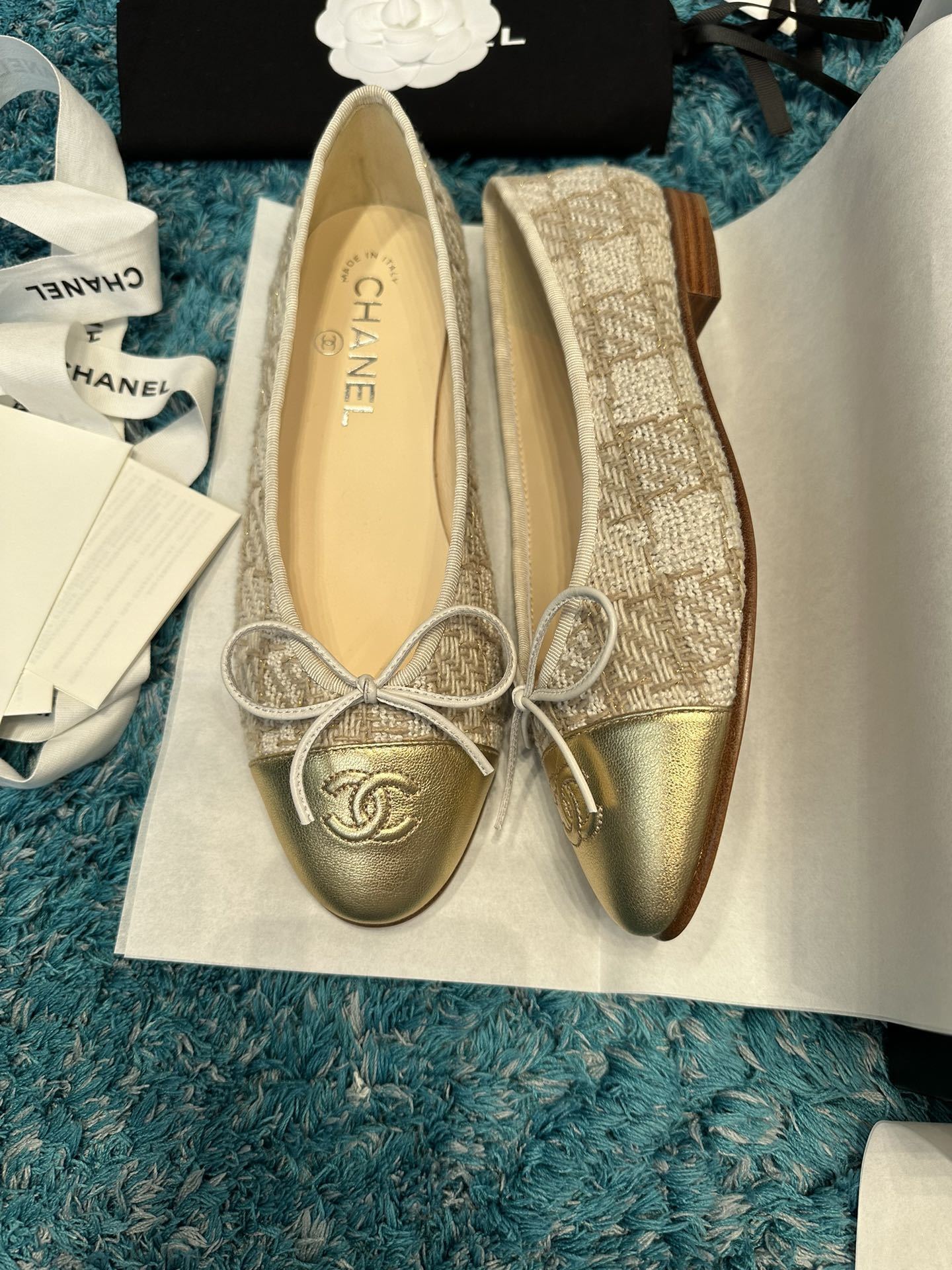 A pair of Chanel ballerina flats in beige tweed with metallic gold leather toe caps and CC logo, presented in a luxury box. - Hình 2