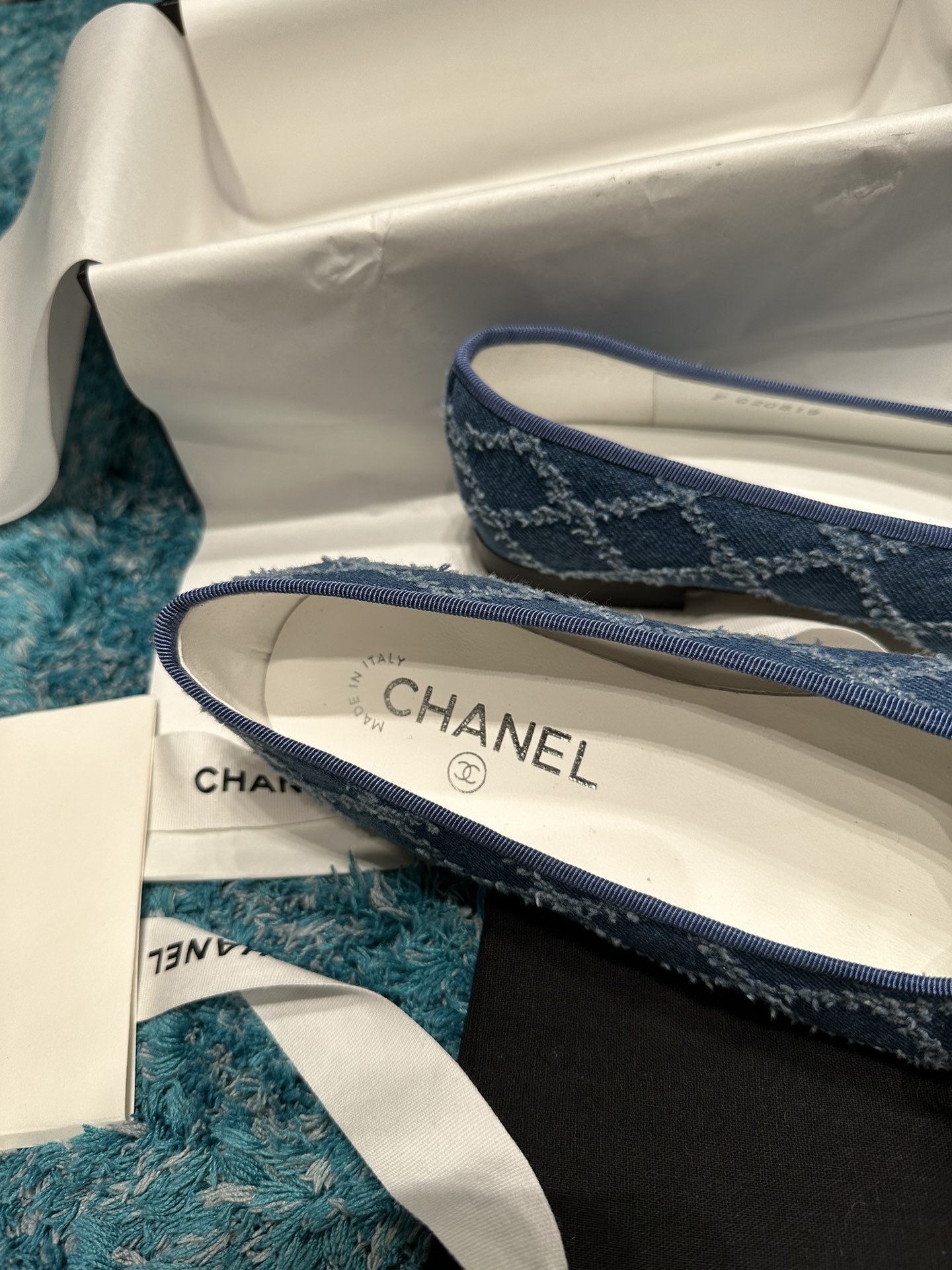 Pair of luxury Chanel blue denim ballet flats with black toe caps and delicate bows inside a brand box. - Hình 9