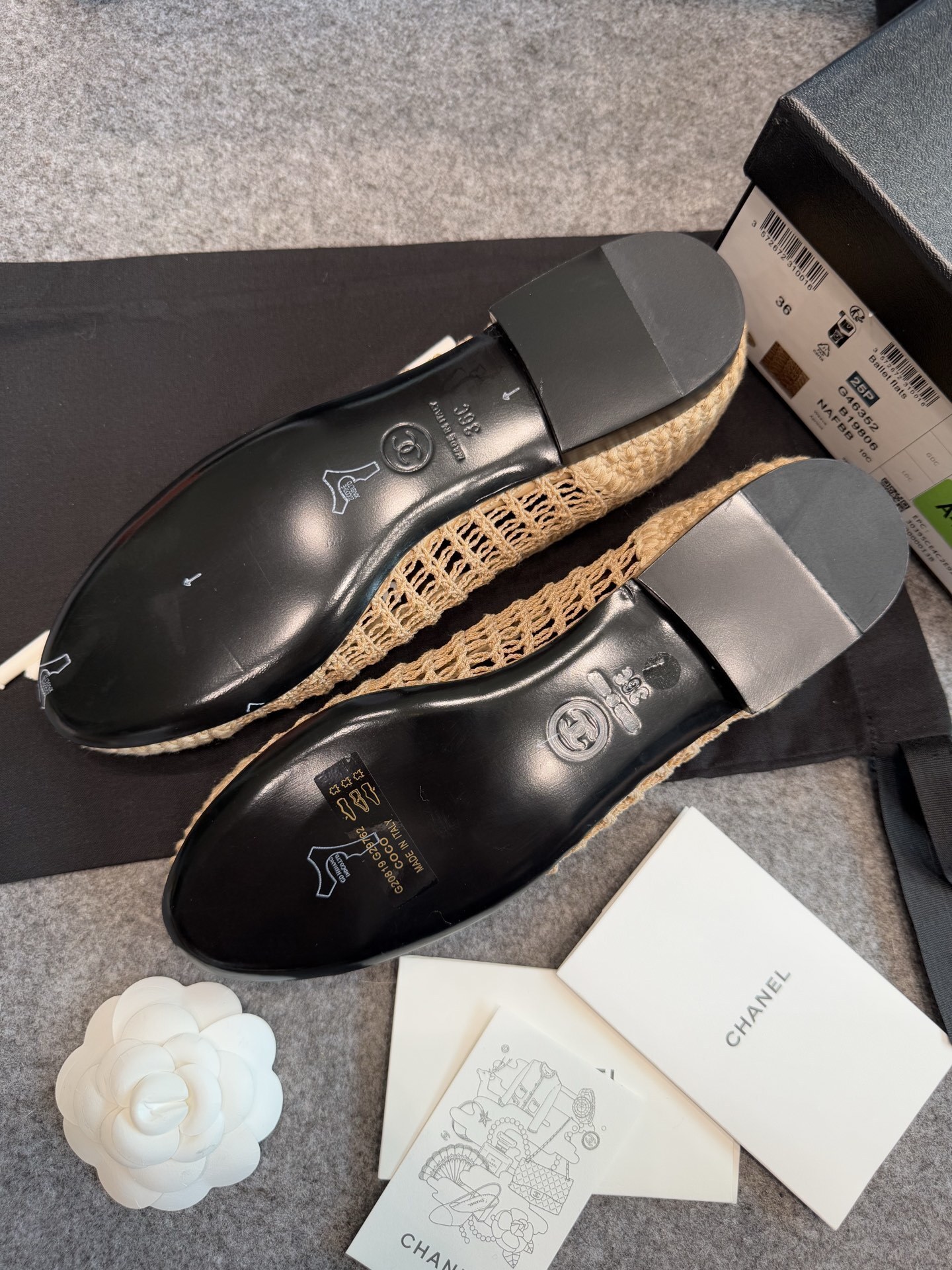 Top view of Chanel beige raffia mesh ballet flats with CC logo on the toe in a luxury box - Hình 11