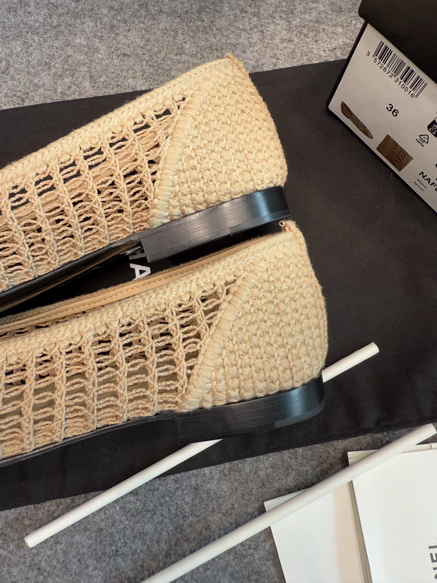 Top view of Chanel beige raffia mesh ballet flats with CC logo on the toe in a luxury box - Hình 10