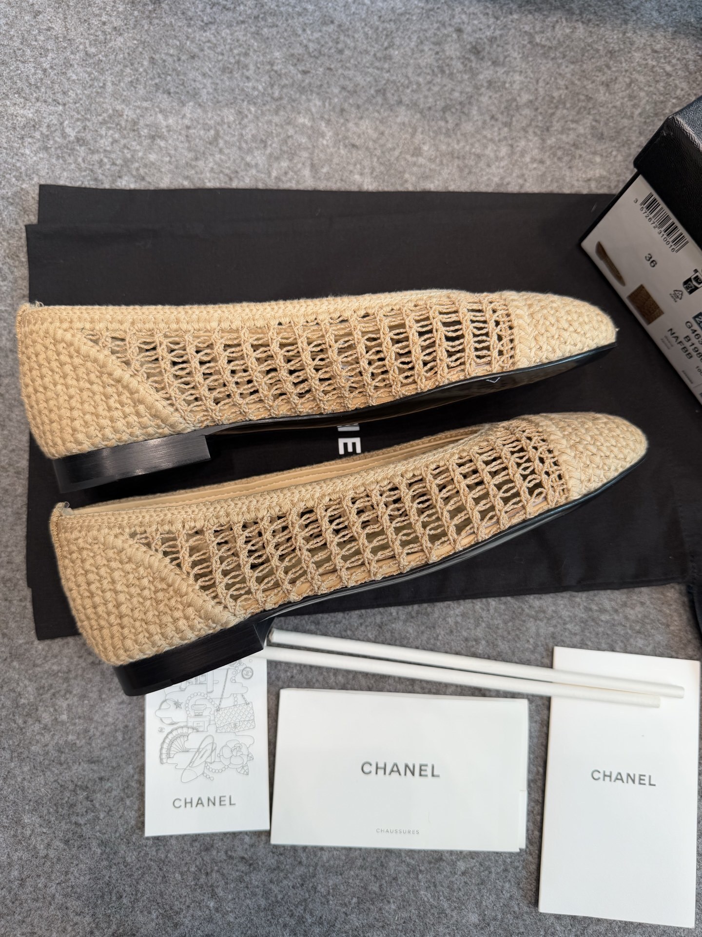 Top view of Chanel beige raffia mesh ballet flats with CC logo on the toe in a luxury box - Hình 9