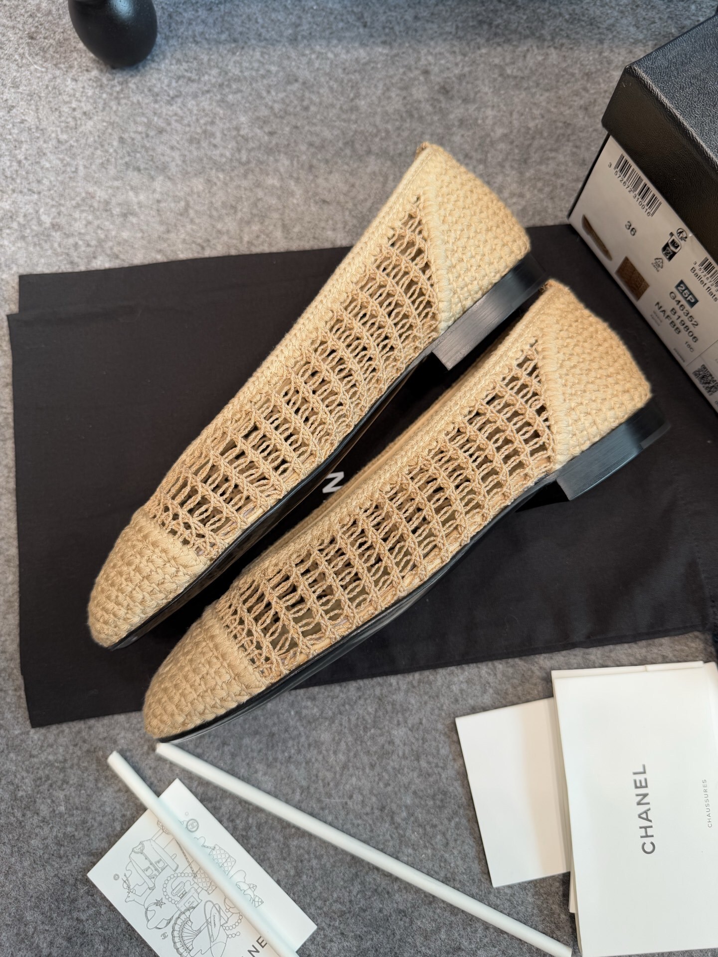 Top view of Chanel beige raffia mesh ballet flats with CC logo on the toe in a luxury box - Hình 6