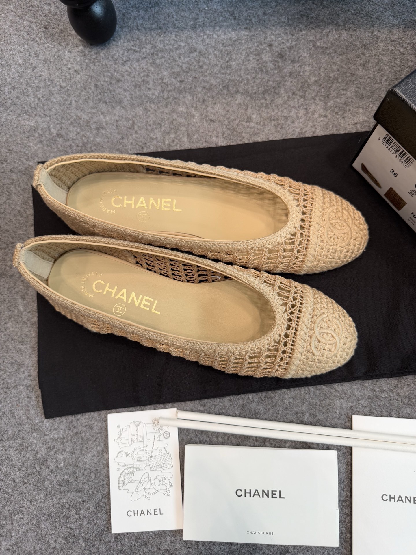 Top view of Chanel beige raffia mesh ballet flats with CC logo on the toe in a luxury box - Hình 5