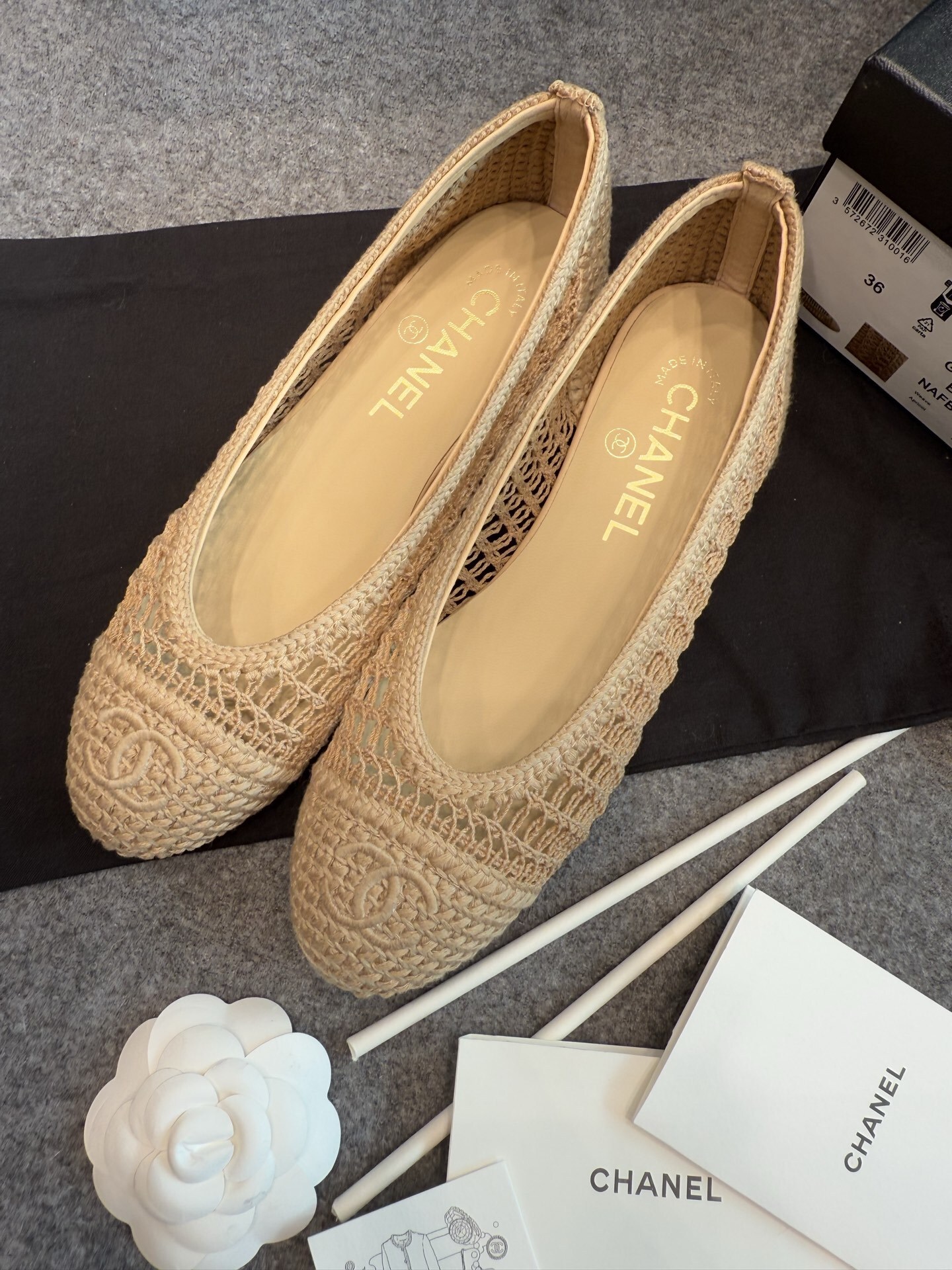 Top view of Chanel beige raffia mesh ballet flats with CC logo on the toe in a luxury box - Hình 4