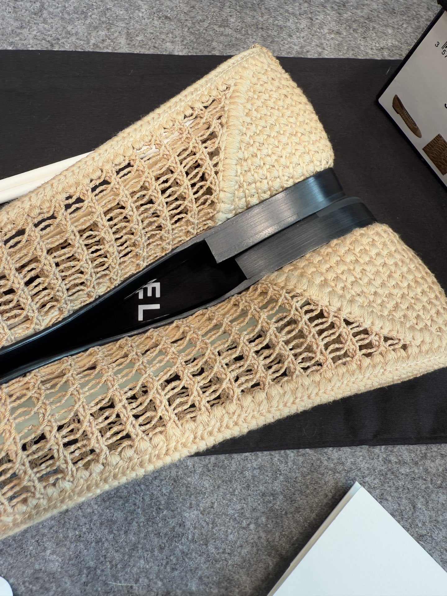 Top view of Chanel beige raffia mesh ballet flats with CC logo on the toe in a luxury box - Hình 3