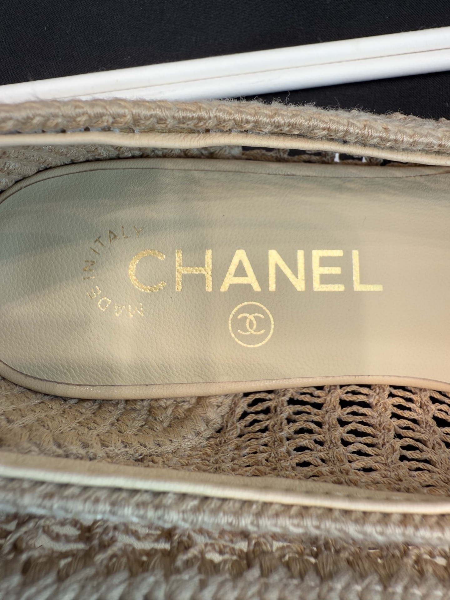 Top view of Chanel beige raffia mesh ballet flats with CC logo on the toe in a luxury box - Hình 2