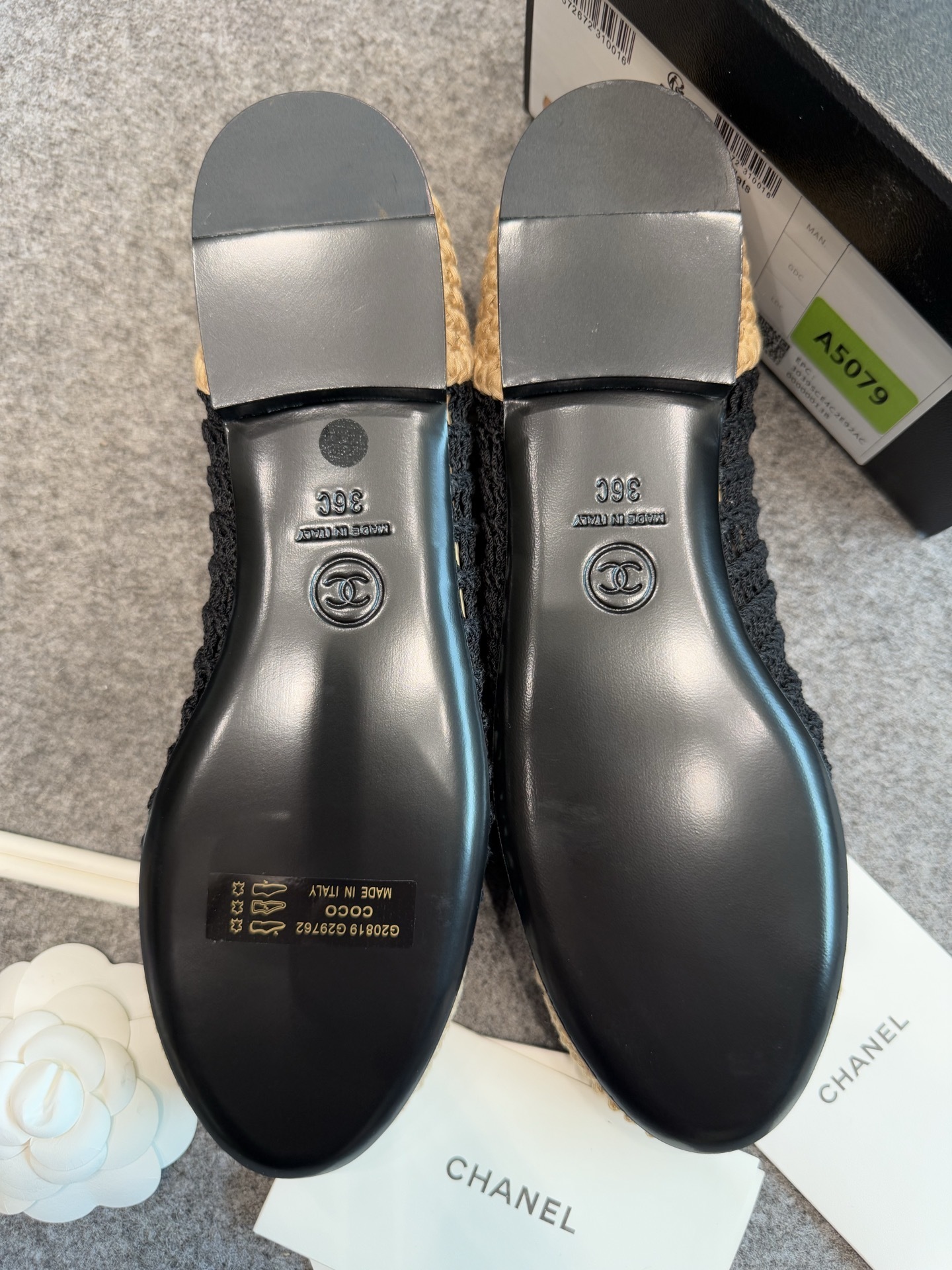 A pair of authentic Chanel beige and black crochet ballet flats with CC logo on the toe, shown with original packaging and camellia flower. - Hình 9