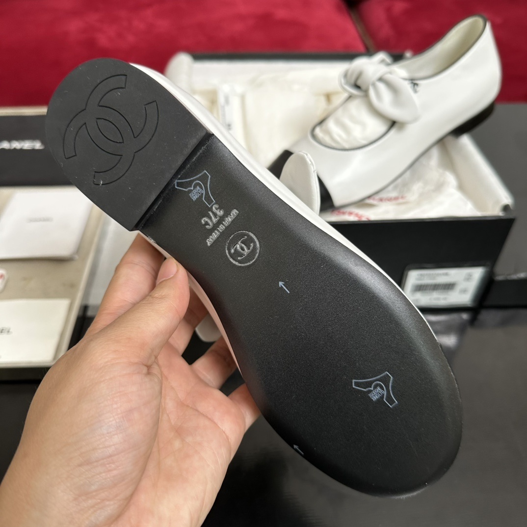 Chanel white leather Mary Jane flats with black cap toes and leather bows sitting in their original box - Hình 9