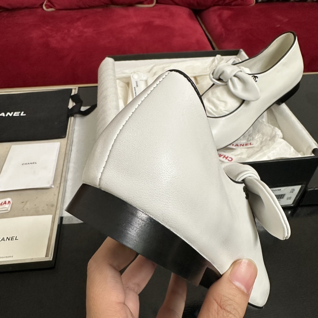 Chanel white leather Mary Jane flats with black cap toes and leather bows sitting in their original box - Hình 8