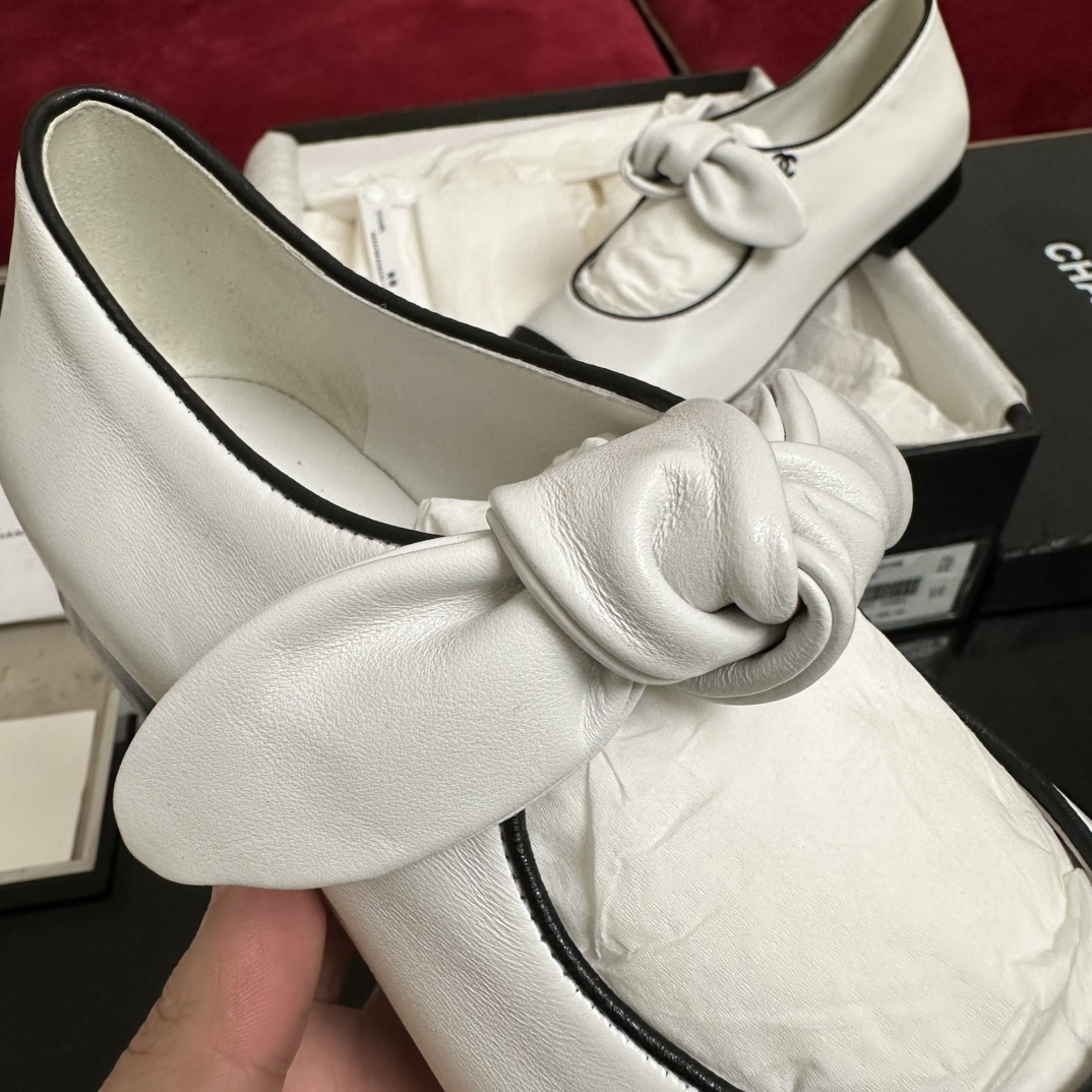 Chanel white leather Mary Jane flats with black cap toes and leather bows sitting in their original box - Hình 7