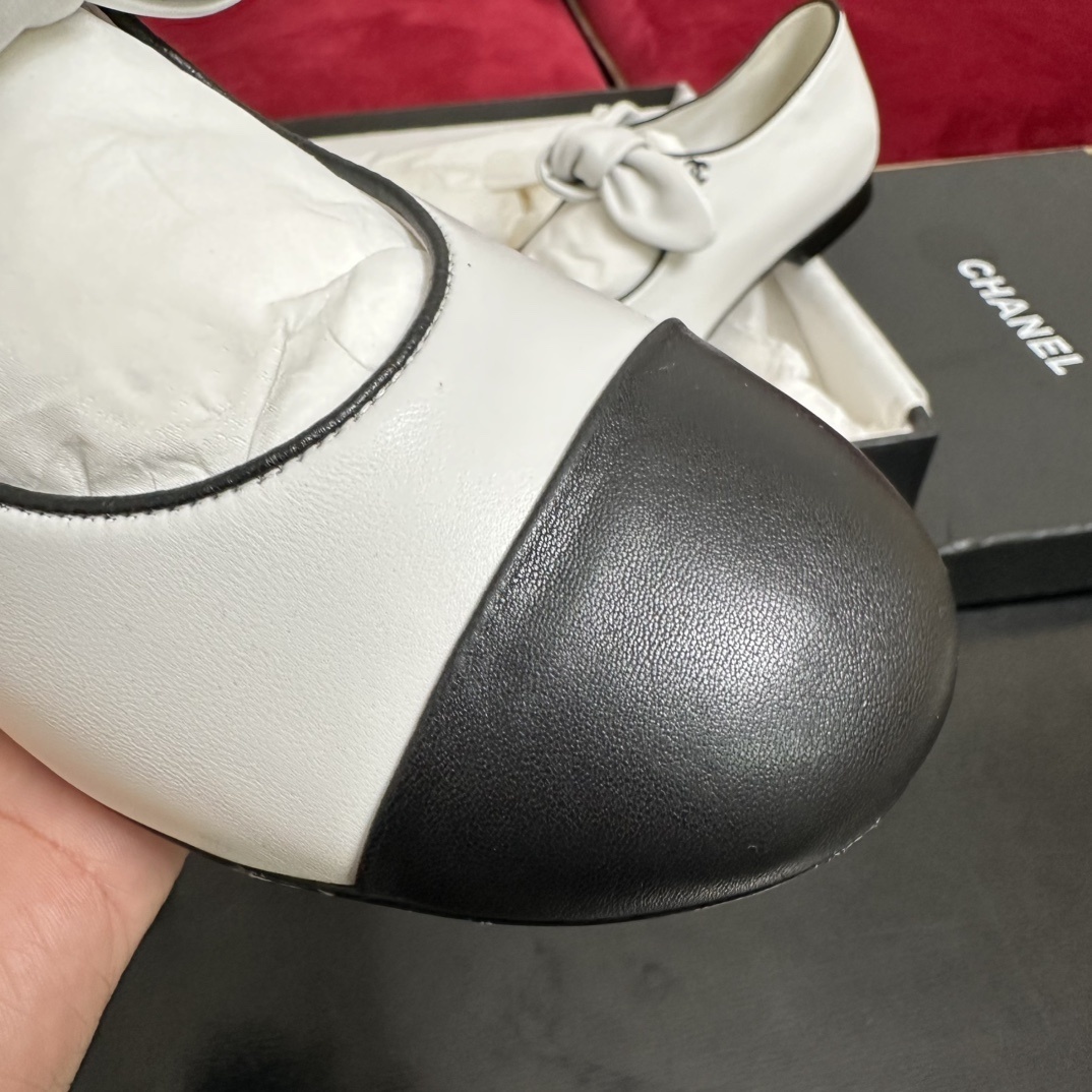 Chanel white leather Mary Jane flats with black cap toes and leather bows sitting in their original box - Hình 6