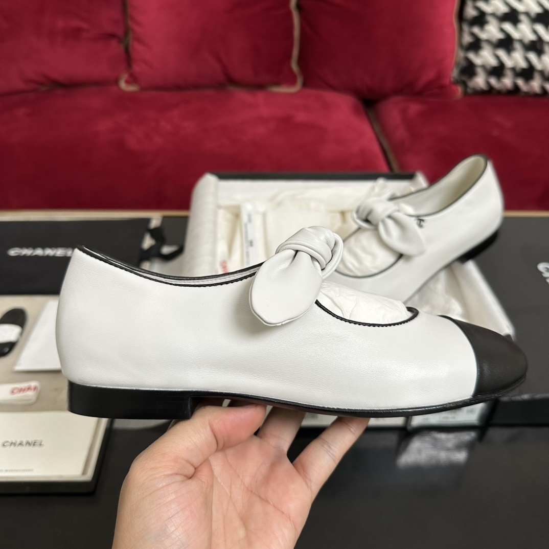 Chanel white leather Mary Jane flats with black cap toes and leather bows sitting in their original box - Hình 5
