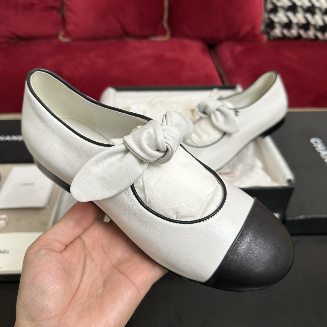 Chanel white leather Mary Jane flats with black cap toes and leather bows sitting in their original box - Hình 4