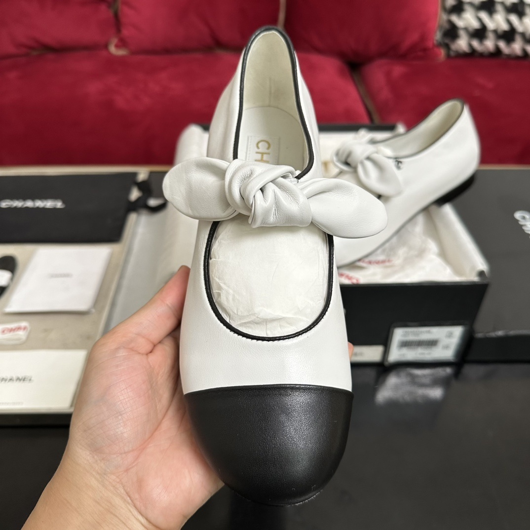 Chanel white leather Mary Jane flats with black cap toes and leather bows sitting in their original box - Hình 3