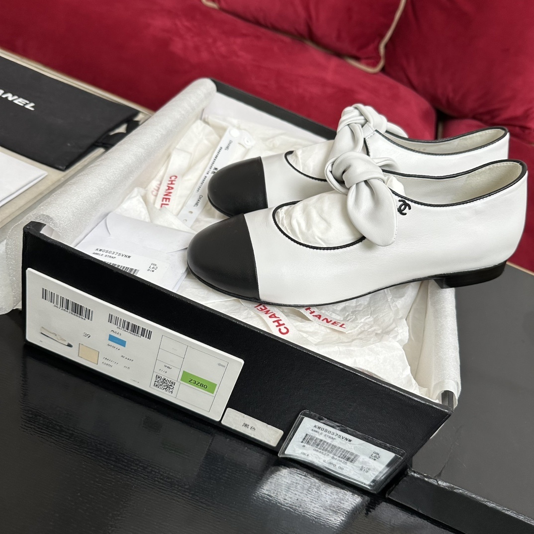 Chanel white leather Mary Jane flats with black cap toes and leather bows sitting in their original box - Hình 2