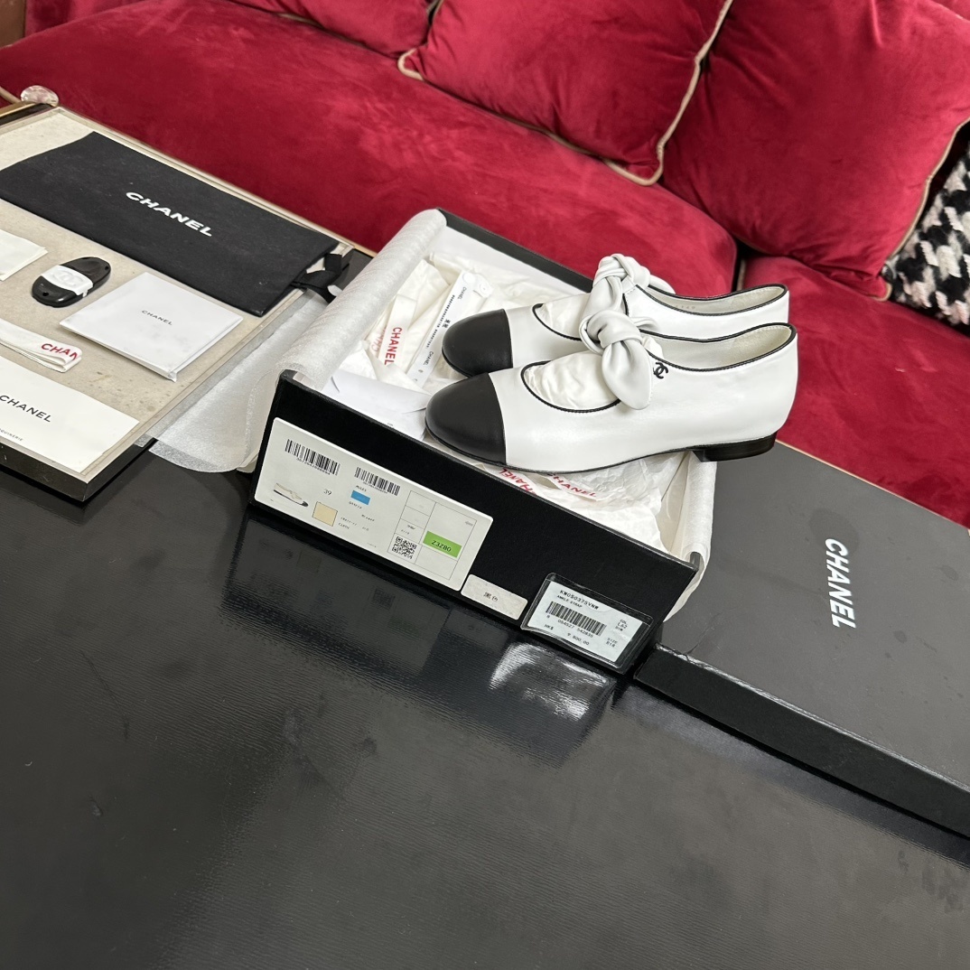 Chanel CC Logo Bow Mary Jane Flats – White & Black Leather
