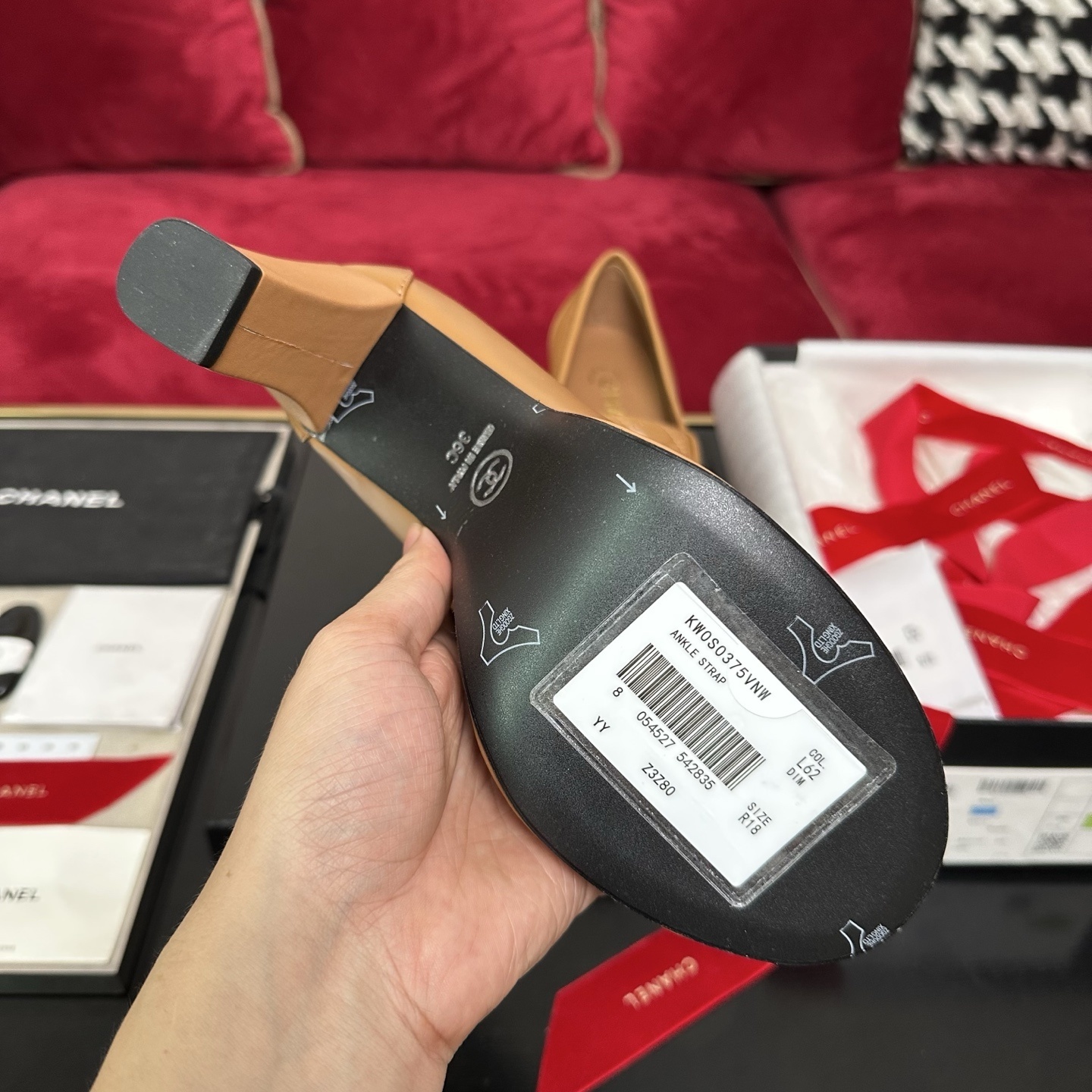 Luxury Chanel tan leather platform loafers with quilted tongue and gold CC logo displayed on a black box. - Hình 9