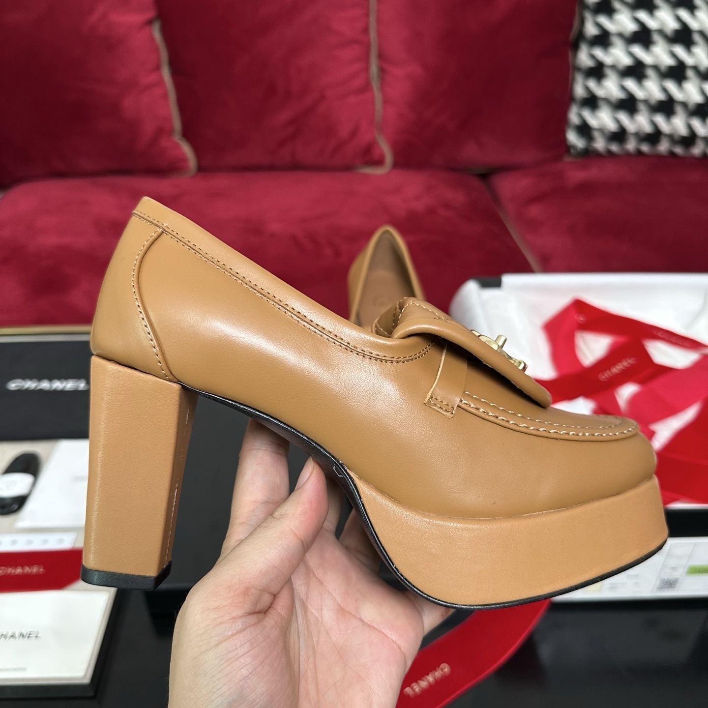 Luxury Chanel tan leather platform loafers with quilted tongue and gold CC logo displayed on a black box. - Hình 5