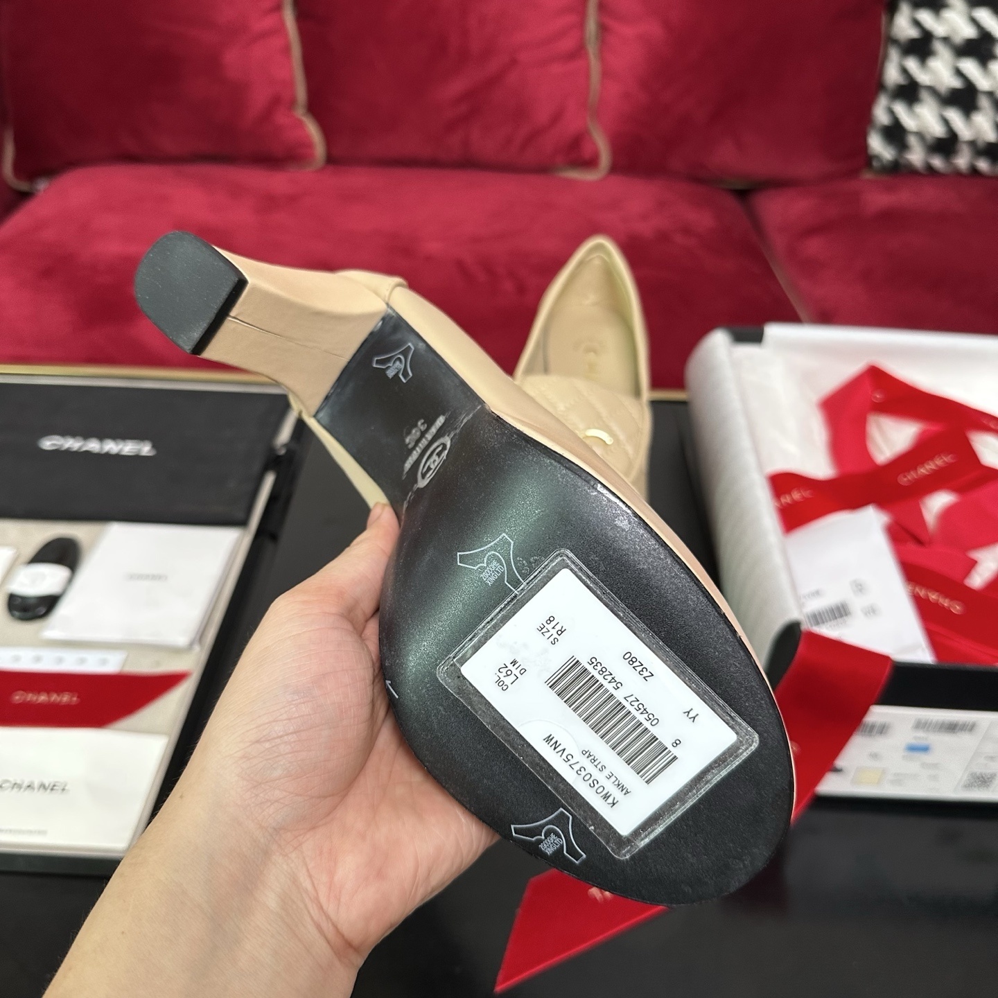 Luxury Chanel beige quilted leather platform loafers with gold CC logo detail displayed with original packaging - Hình 9