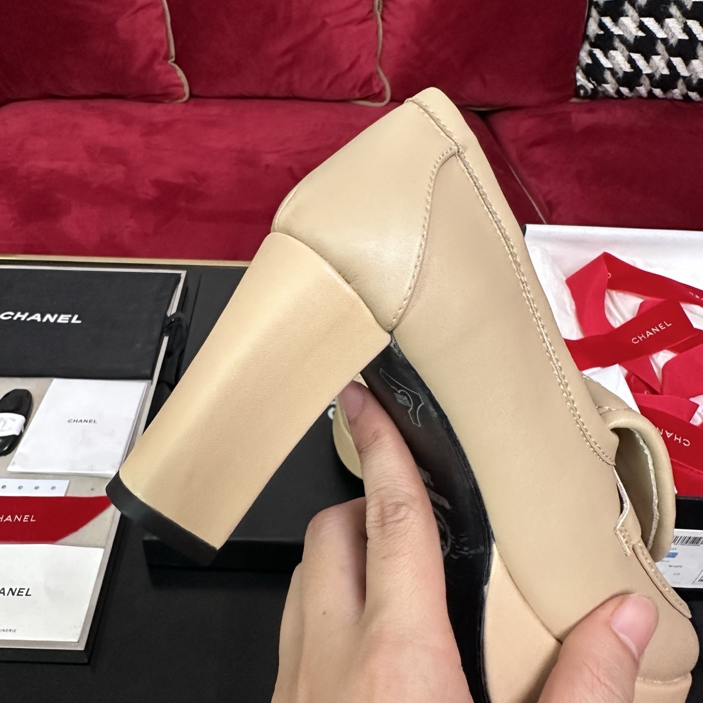 Luxury Chanel beige quilted leather platform loafers with gold CC logo detail displayed with original packaging - Hình 8