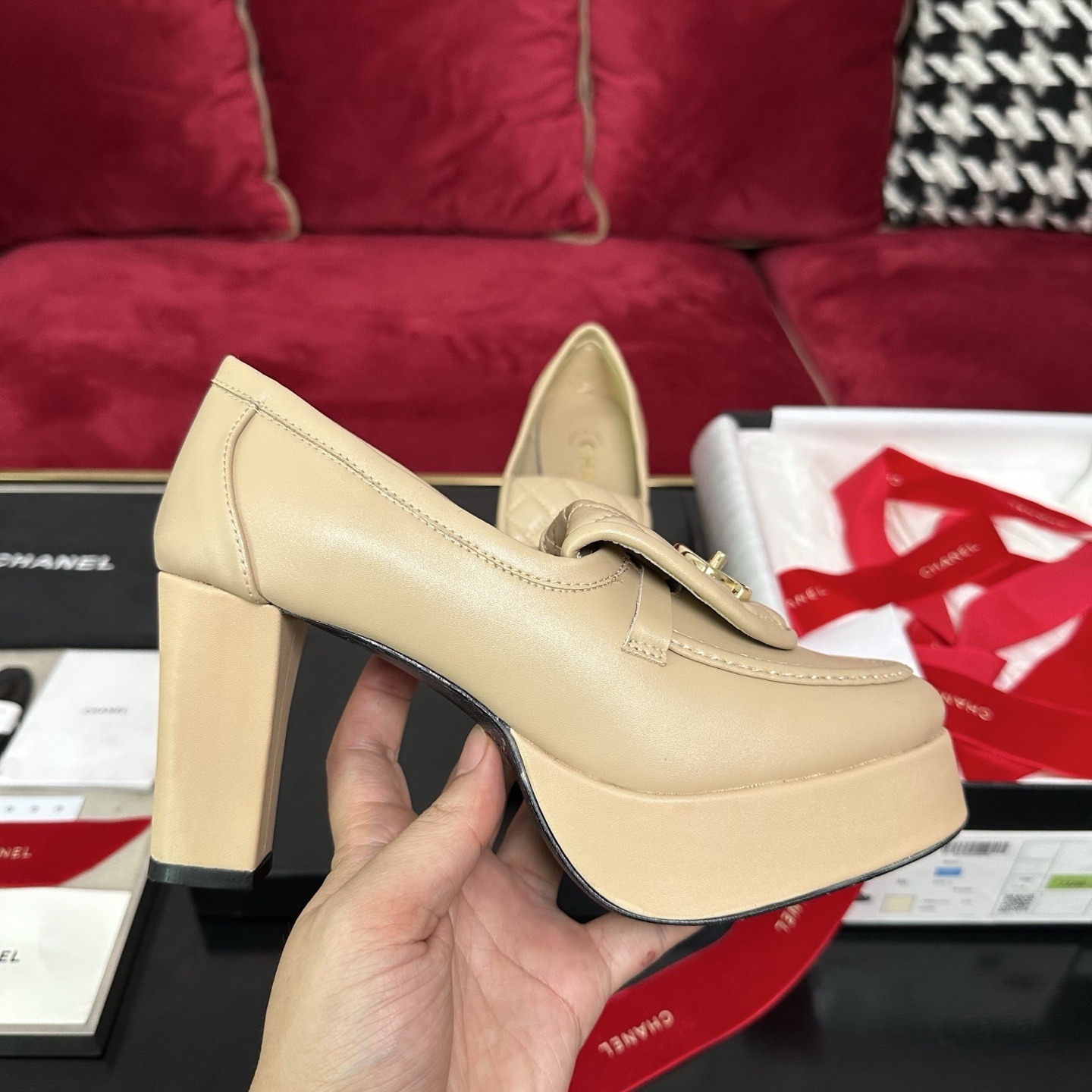 Luxury Chanel beige quilted leather platform loafers with gold CC logo detail displayed with original packaging - Hình 5