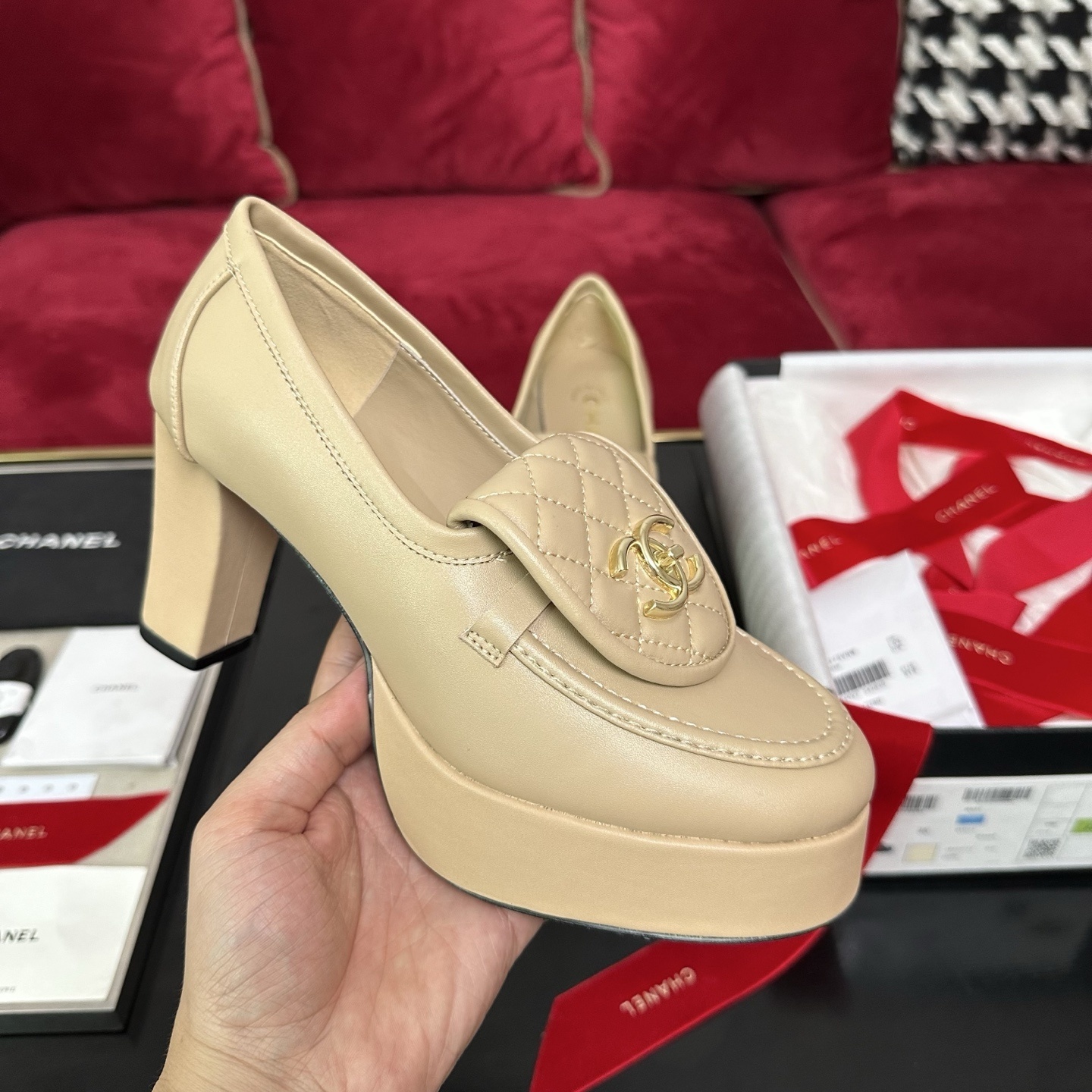 Luxury Chanel beige quilted leather platform loafers with gold CC logo detail displayed with original packaging - Hình 4