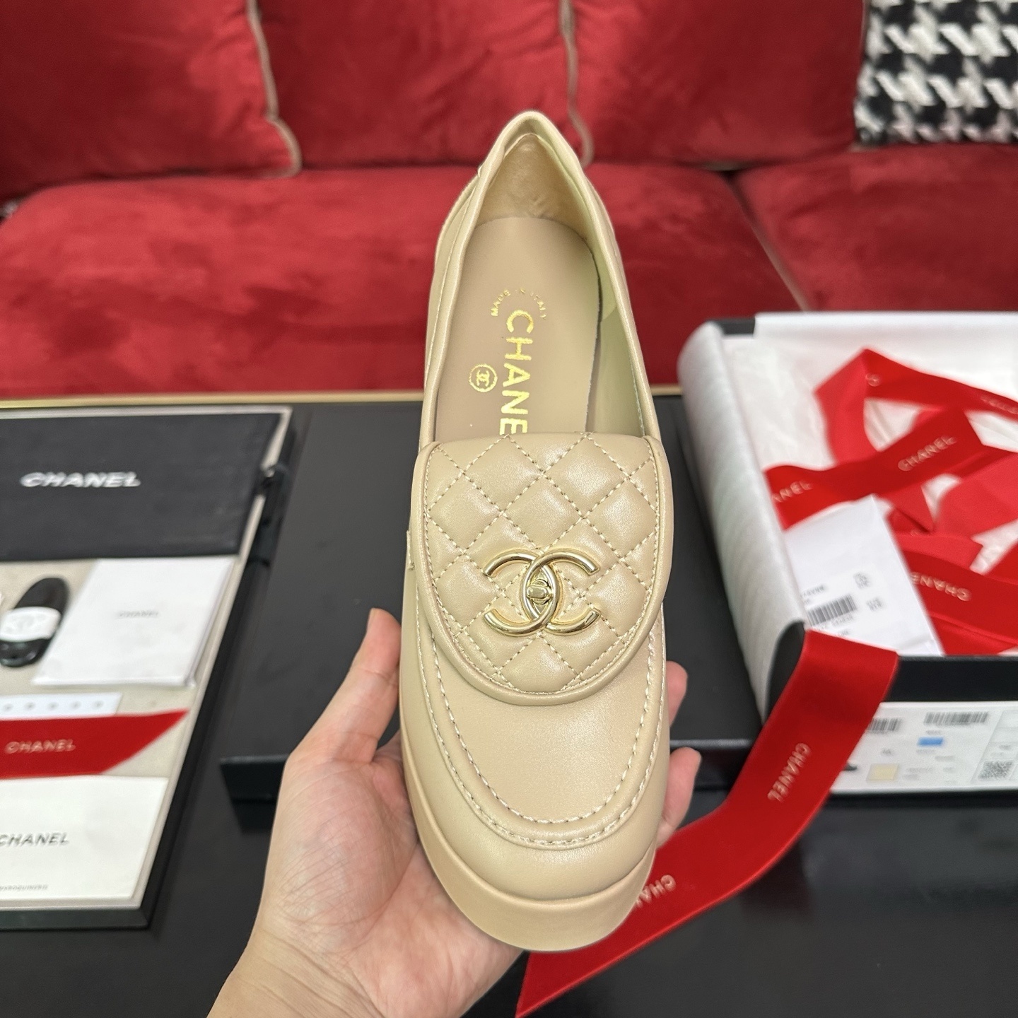 Luxury Chanel beige quilted leather platform loafers with gold CC logo detail displayed with original packaging - Hình 3