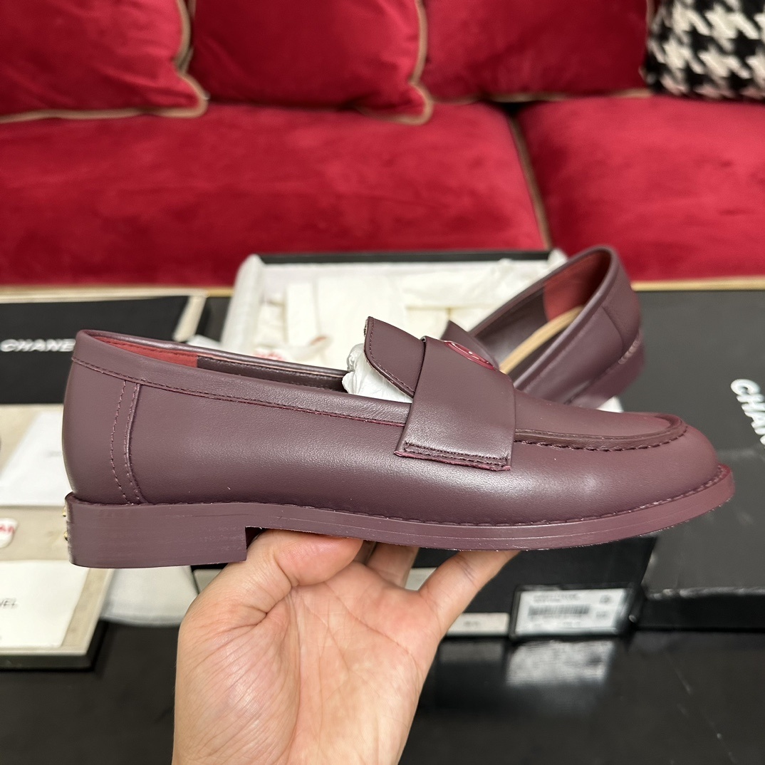 Authentic burgundy Chanel leather loafers with gold CC logo hardware presented in their original designer box - Hình 5