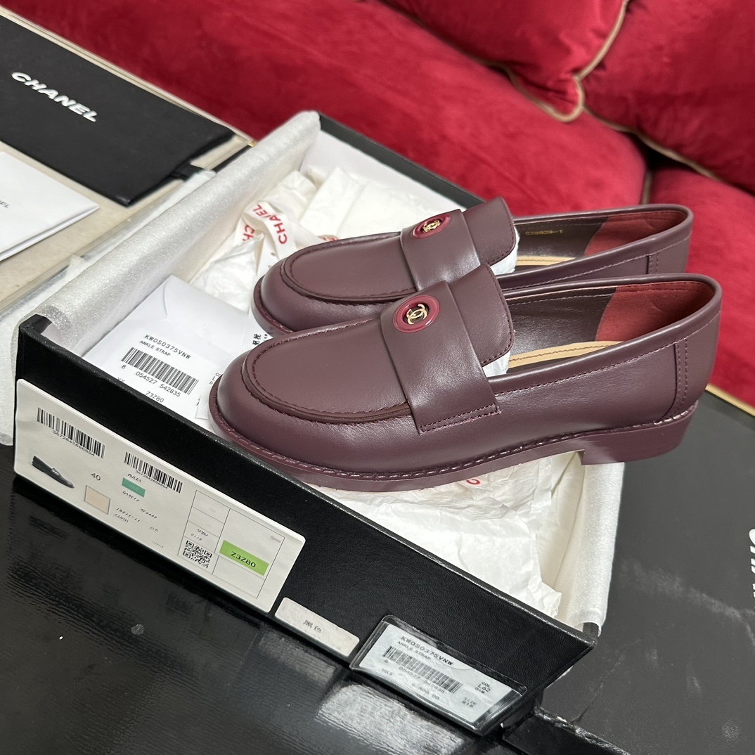 Authentic burgundy Chanel leather loafers with gold CC logo hardware presented in their original designer box - Hình 2