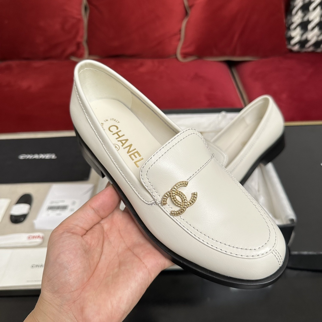 Luxury Chanel white leather loafers with gold CC logo hardware placed in their original black box with accessories - Hình 4