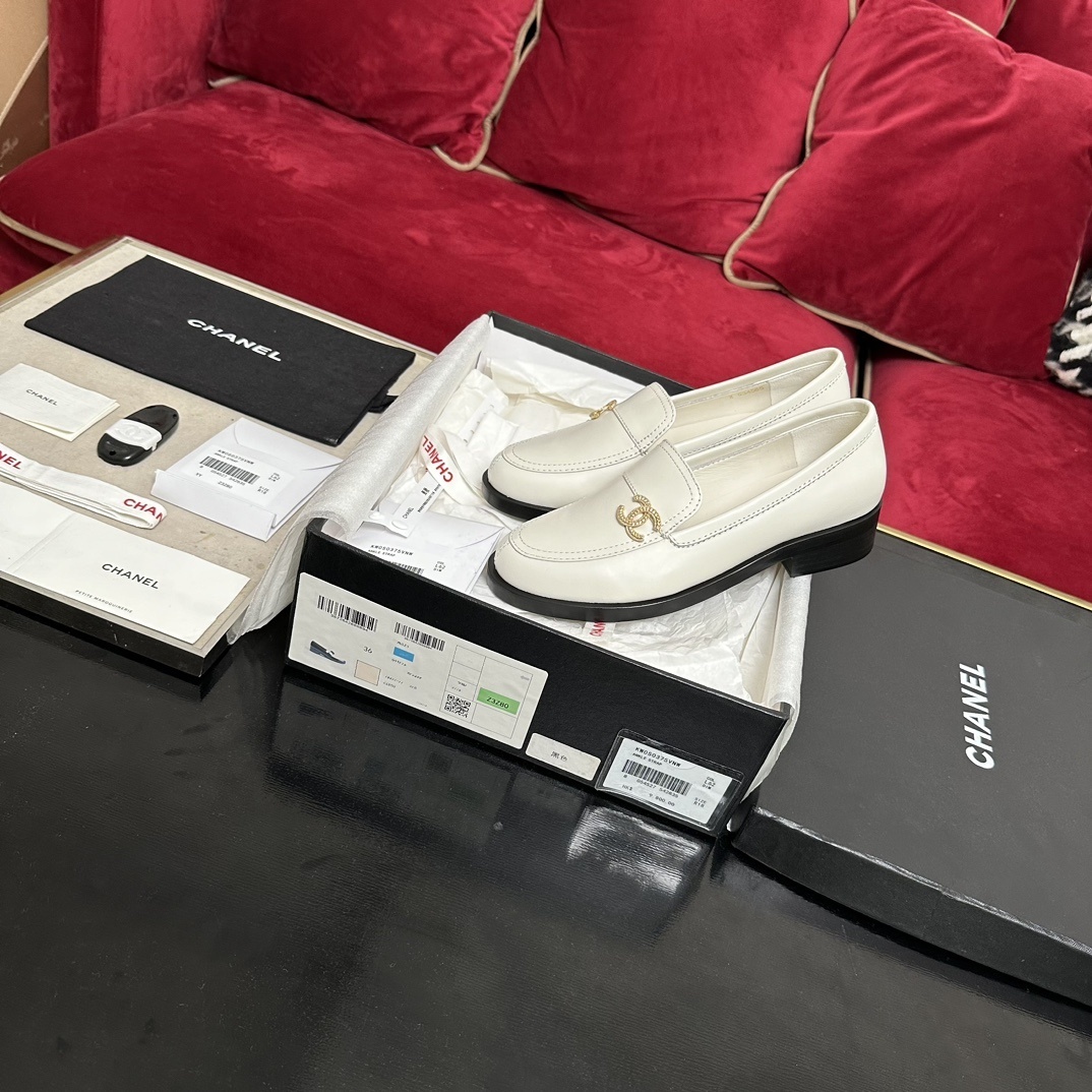 Luxury White Leather Loafers with Gold CC Logo – Elegant Slip-ons