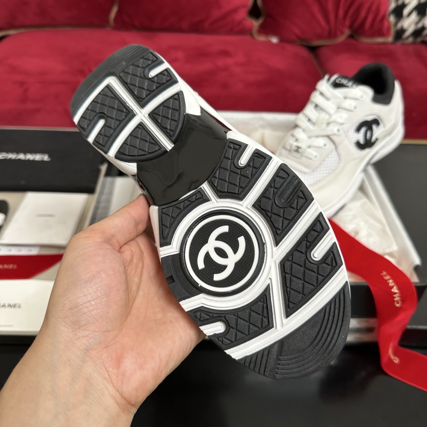 Luxury Chanel sneakers in white mesh and leather with black interlocking CC logo and original packaging. - Hình 9