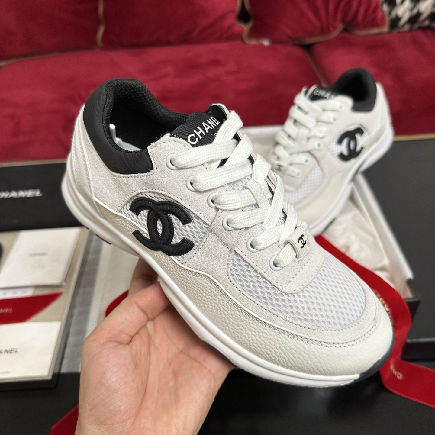 Luxury Chanel sneakers in white mesh and leather with black interlocking CC logo and original packaging. - Hình 4