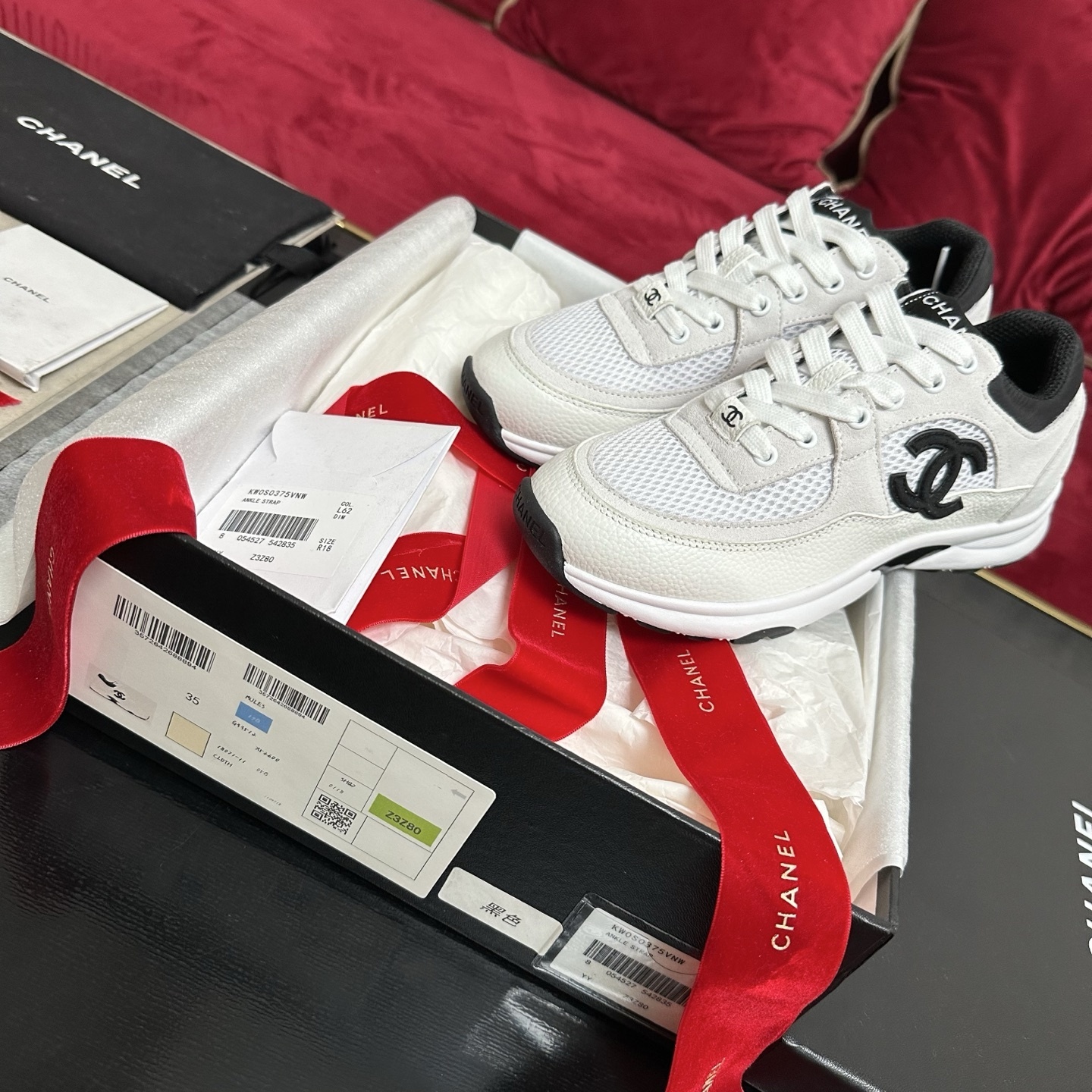 Luxury Chanel sneakers in white mesh and leather with black interlocking CC logo and original packaging. - Hình 2