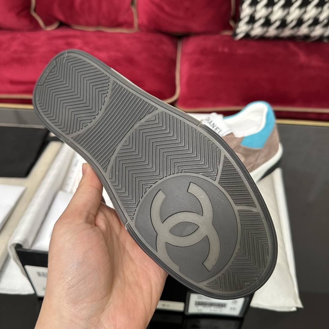 Chanel low-top sneakers in brown and turquoise blue suede with interlocking CC logo and black laces in original packaging. - Hình 9