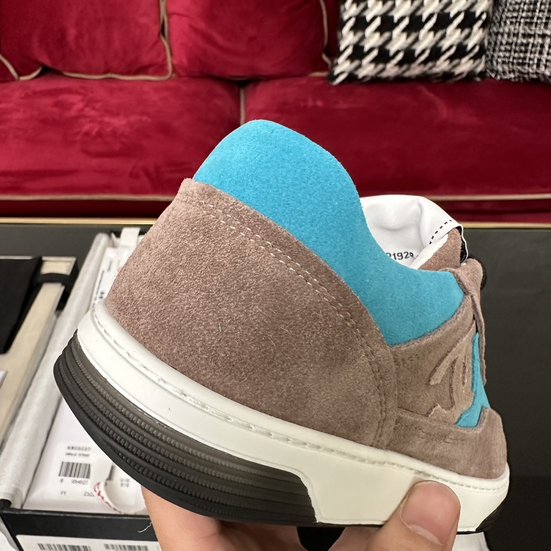Chanel low-top sneakers in brown and turquoise blue suede with interlocking CC logo and black laces in original packaging. - Hình 8