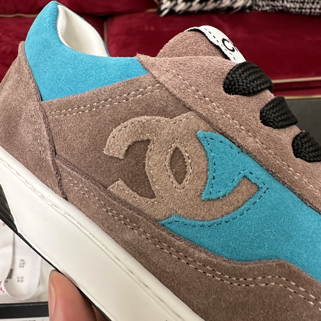 Chanel low-top sneakers in brown and turquoise blue suede with interlocking CC logo and black laces in original packaging. - Hình 7
