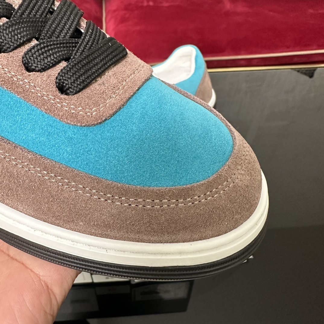 Chanel low-top sneakers in brown and turquoise blue suede with interlocking CC logo and black laces in original packaging. - Hình 6