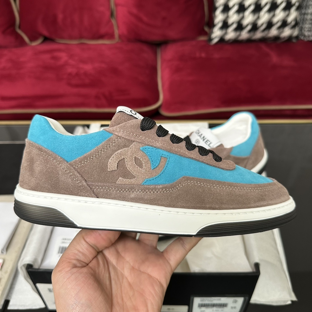 Chanel low-top sneakers in brown and turquoise blue suede with interlocking CC logo and black laces in original packaging. - Hình 5