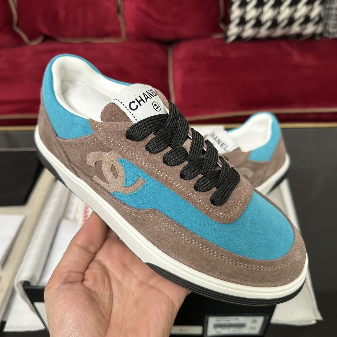 Chanel low-top sneakers in brown and turquoise blue suede with interlocking CC logo and black laces in original packaging. - Hình 4
