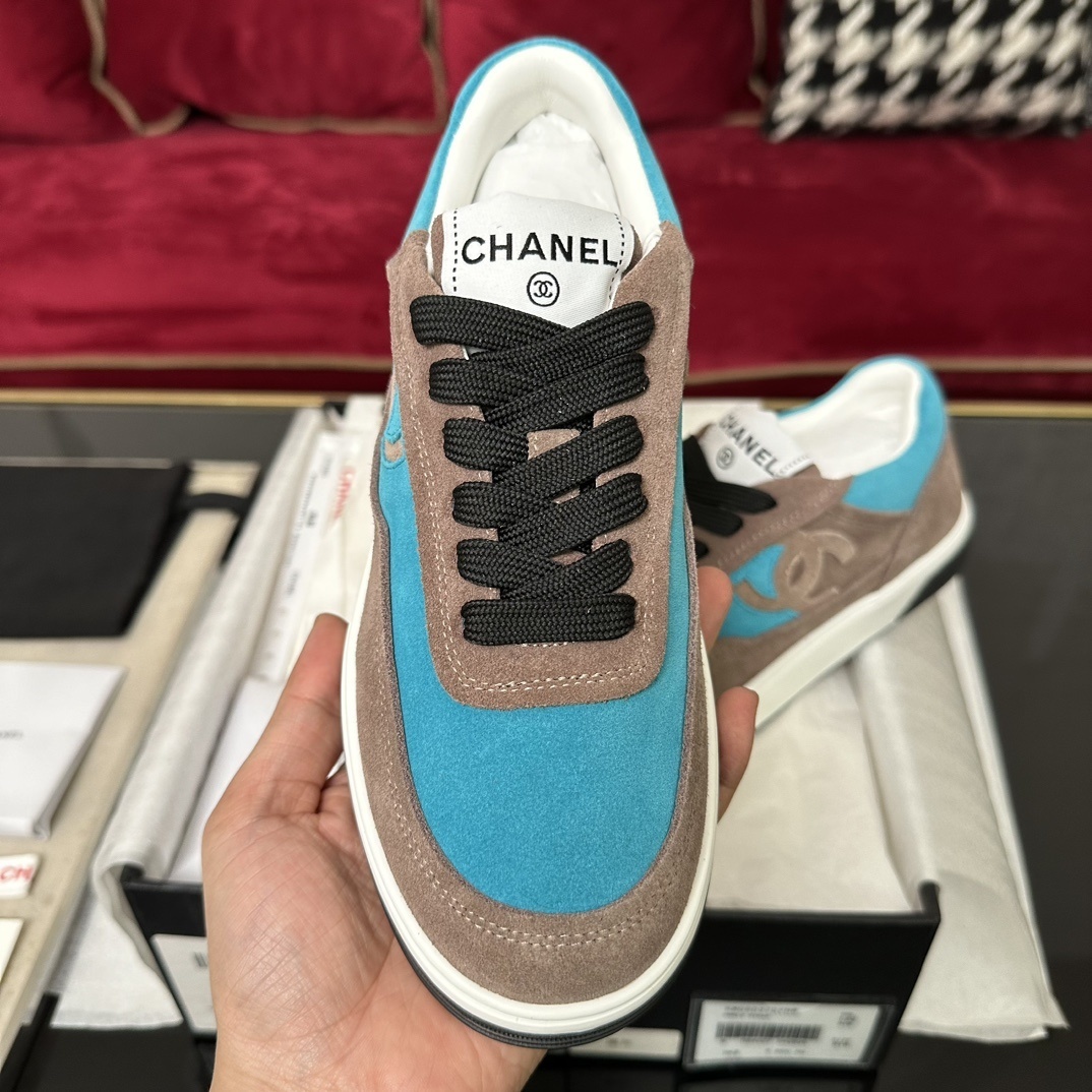 Chanel low-top sneakers in brown and turquoise blue suede with interlocking CC logo and black laces in original packaging. - Hình 3