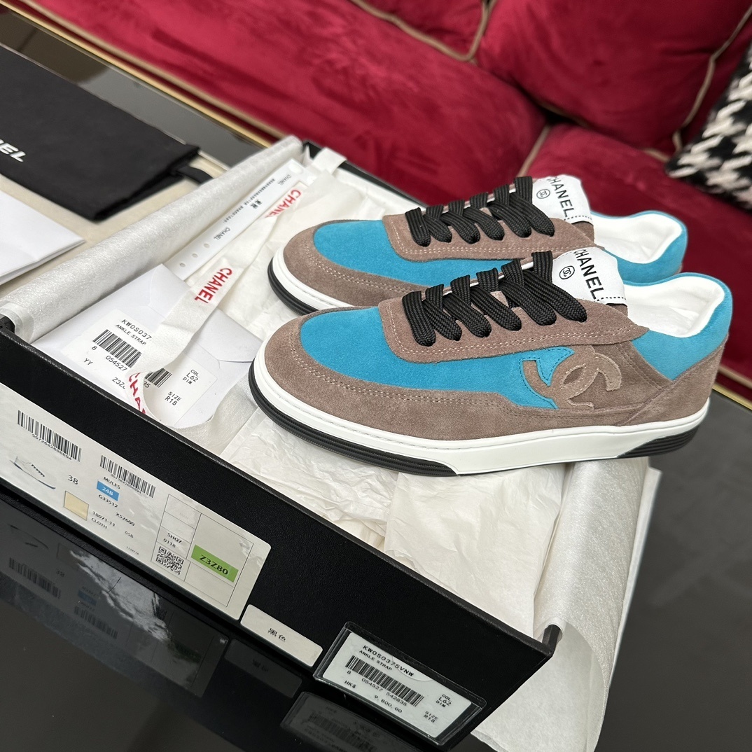 Chanel low-top sneakers in brown and turquoise blue suede with interlocking CC logo and black laces in original packaging. - Hình 2