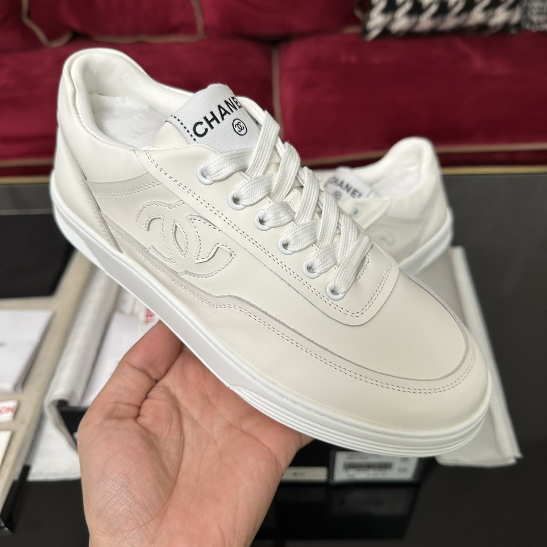 Close-up of the white rubber sole of a Chanel sneaker featuring the interlocking CC logo and herringbone traction pattern. - Hình 6