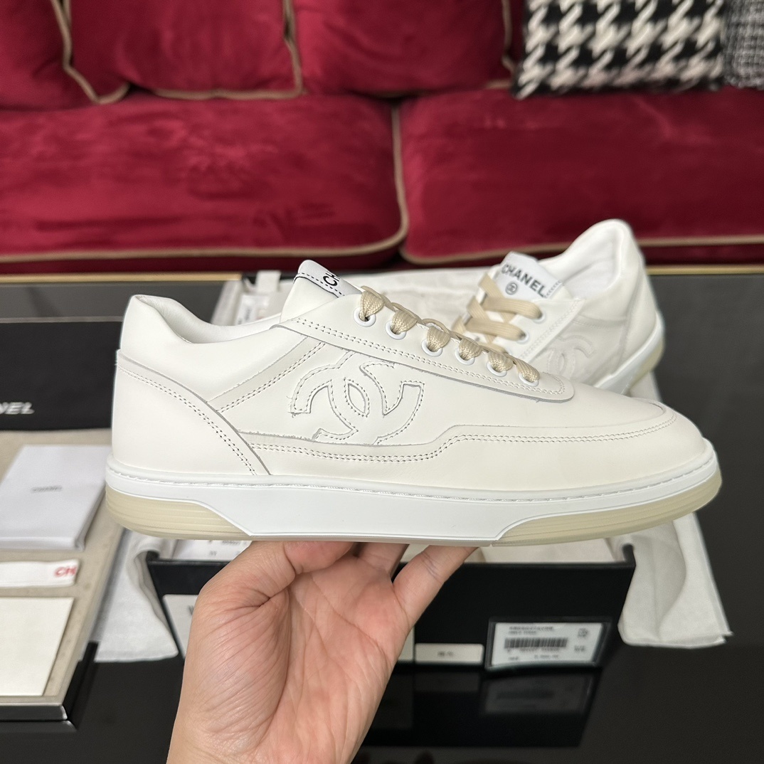 Authentic white Chanel leather sneakers with embossed CC logo and cream laces in original luxury packaging. - Hình 5