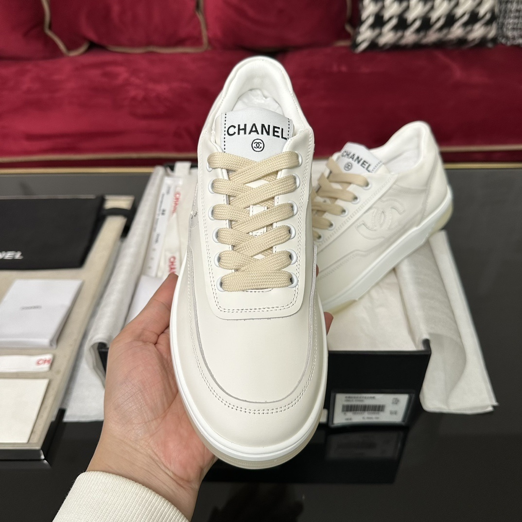 Authentic white Chanel leather sneakers with embossed CC logo and cream laces in original luxury packaging. - Hình 3