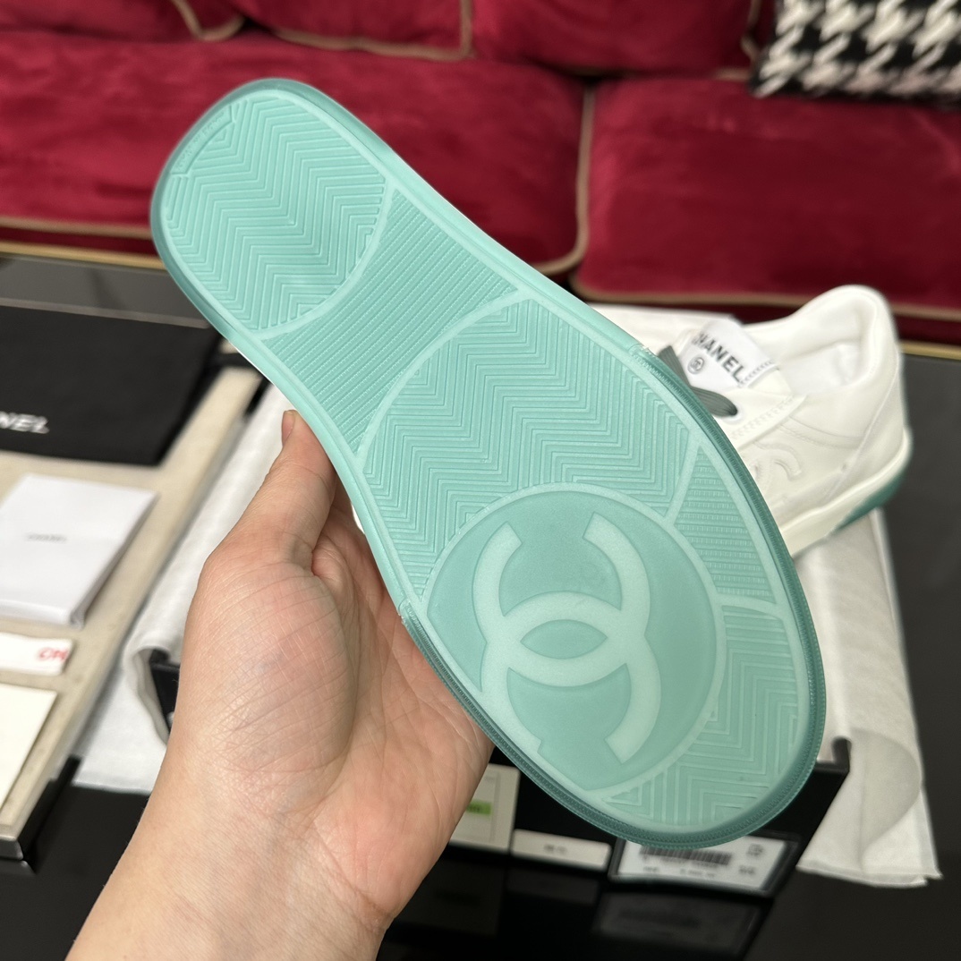 Luxury Chanel white leather sneakers with green laces and embossed CC logo in original packaging - Hình 9